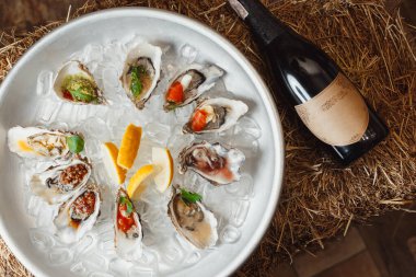 Buzlu istiridye ve şarap.