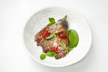 Taze et tabağı masada.