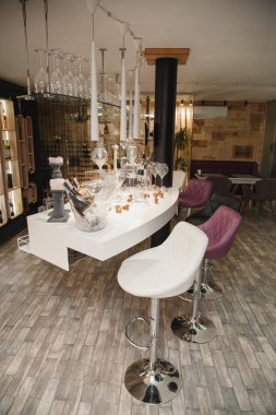 Sıcak, modern bir restoran. İç mekan 