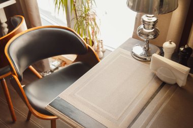 Pastel renklerle retro iç mekanı kapat