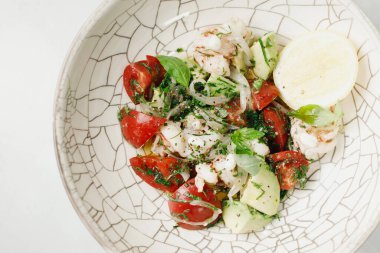 Taze dlicious salatası, masaya yakın.