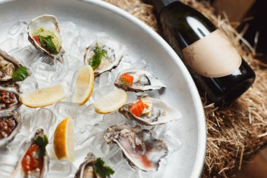 Buzlu istiridye ve şarap.