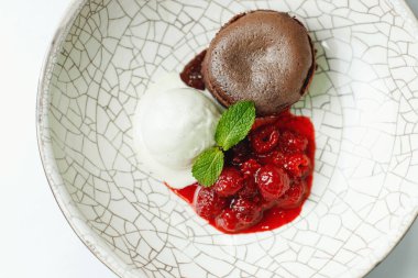 Taze tatlı, çikolatalı şekerlemeler masada. Kapatın.