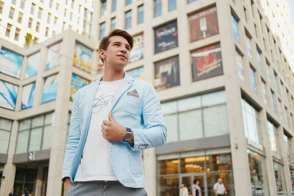 Jovem Vestido Azul Posando Cidade — Fotografia de Stock