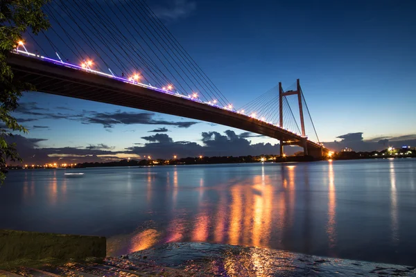 Vidyasagar bridge (setu) on river Hooghly at twilight time. This is the longest cable stayed bridge in India. The bridge connects Kolkata with the Howrah district of West Bengal. — Stock Photo, Image