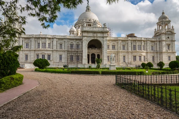 Victoria Memorial a large marble architectural building minument in Kolkata (Calcutta) built in the memory of Queen Victoria. — Stock Photo, Image