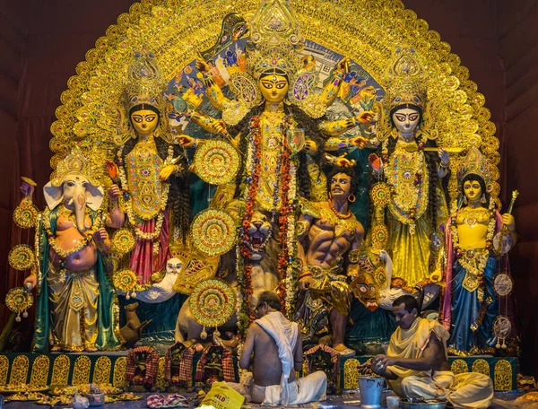 ドゥルガー ・ プージャー祭コルカタ、西ベンガル州。マンダ南コルカタ ドゥルガーでドゥルガー アイドルにプジャを提供する聖職者. — ストック写真