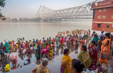 Ganj nehir kıyısında Pankaj Purnima vesilesiyle kutsal bir dalış için Howrah bridge yakınındaki insanlar kalabalık.