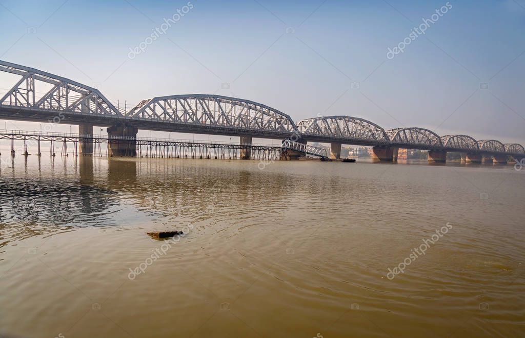 Bally bridge es un puente de varios tramos cerca de Dakshineswar sobre