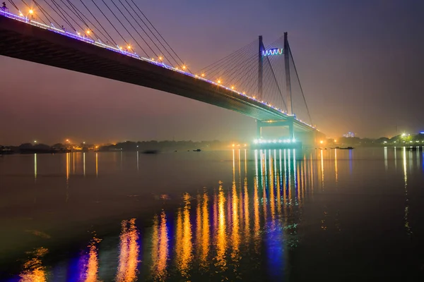 夕暮れ時はイルミネーションと川フーグリーの Vidyasagar Setu (橋). — ストック写真