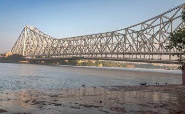 Kolkata 'daki Hooghly Nehri üzerindeki tarihi Howrah köprüsü - Hindistan' ın en uzun kantilever köprüsü..
