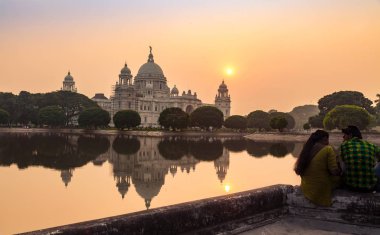 Çift Victoria Memorial Kolkata, romantik bir gün batımı keyfini çıkarın..