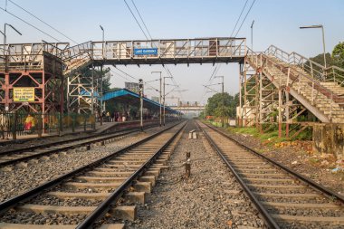 Demiryolu parça ve manuel Kolkata, Hindistan bir tren istasyonunda köprüsü üzerinde.