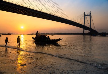 Siluet günbatımı Vidyasagar tertibat (köprü), fon ile Hooghly Nehri üzerinde. 