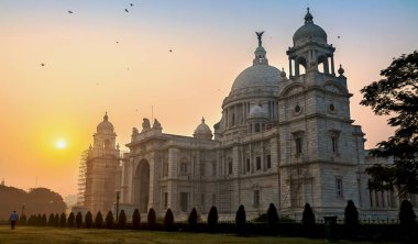 Victoria Memorial mimari yapı ve gündoğumu ile canlı gök Anıtı.