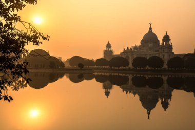 Victoria Memorial Anıtı ve Müzesi güneş doğarken bina mimari. Kolkata, Hindistan.