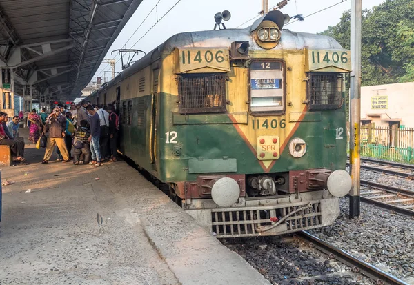 Tren local de pasajeros de ferrocarriles de la India de carga de pasajeros en una plataforma de la estación de tren de South Kolkata, India . — Foto de Stock