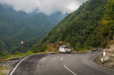 Doğal Himalaya dağ yolu Gangtok Lachung, Sikkim, India.