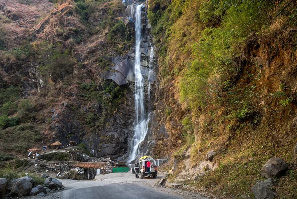 Cachoeira Bhim Nala cercada por montanhas e folhagem densa- uma atração turística primária em Sikkim, Índia . — Fotografia de Stock