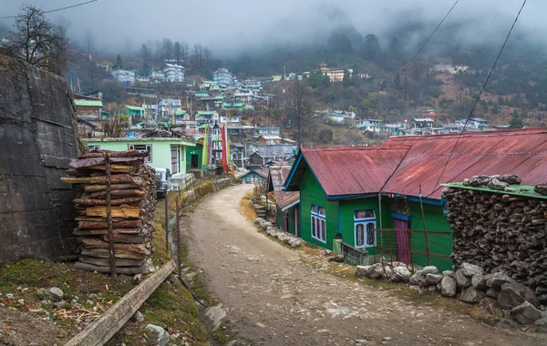 Pequeña ciudad de Lachen Sikkim en las estribaciones del Himalaya en una nebulosa mañana de invierno . —  Fotos de Stock