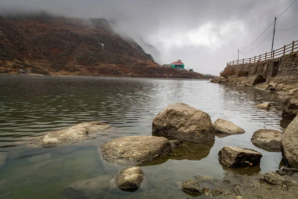 Jezioro Tsomgo (Changu) w East Sikkim, Indie na mglisty zimowy poranek. — Zdjęcie stockowe