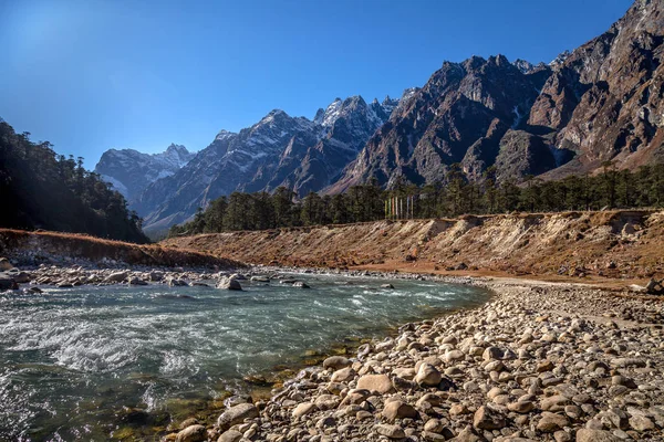 Margens do rio Teesta no vale do Yumthang cercado por cumes de montanha em North Sikkim, Índia . — Fotografia de Stock