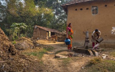 Tribal kadınlar berabere su Bankura kırsal bir köyde de derin bir tüp.