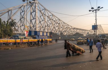 Şehir trafik bir sisli kış sabahı Howrah bridge yakınındaki. Howrah tren istasyonu, Kalküta önünde yolda çekilen fotoğrafı.