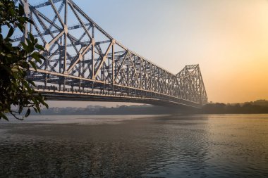 Howrah bridge gündoğumu, bir sisli kış sabahı Ganj nehrinde. Kolkata, Hindistan.