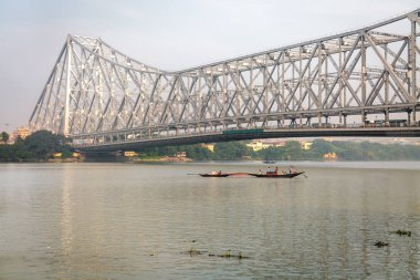 Howrah Bridge Hooghly Nehri olarak da bilinen Batı Bengal Ganj köprü prensibine göre askıya alınmış bir aralığı ile bitti,