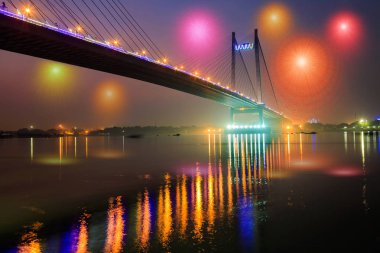 Selamlar içeriği fireworks ile Kalküta, Hindistan Hooghly nehrinde Vidyasagar köprüsü üzerinde arka plan.