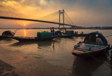 Ahşap tekneler Princep ghat günbatımı Vidyasagar Köprüsü (tertibat bakan, Hooghly Nehri kıyısında, dizilmiş).