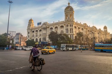 Önemli kentin yol kavşağı simgelerinden Chowringhee Kolkata sömürge mirası binalar ile geçiş Dharamtala.