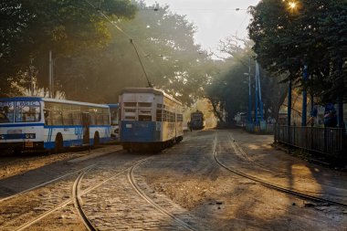 Yakındaki tramvay depo Bbd çanta, pistlerde bir sisli kış sabahı ayakta Kalküta tramvay