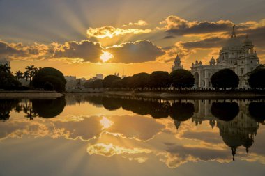 Victoria Memorial Anıtı ve Müzesi ile canlı bir gökyüzü gün batımında bina mimari.