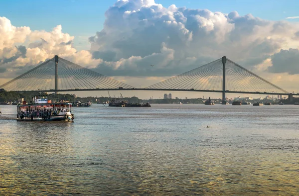 Serviço de balsa no rio Com vista para a ponte Vidyasagar (Setu) em Kolkata . — Fotografia de Stock