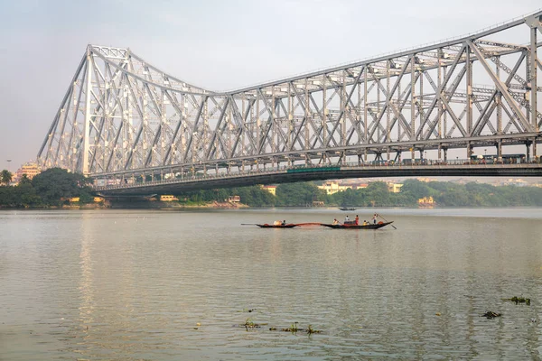 Howrah bridge ist eine freitragende Brücke mit einer schwebenden Spannweite über den Hooghly River, der auch als Ganges in West Bengal bekannt ist, — Stockfoto