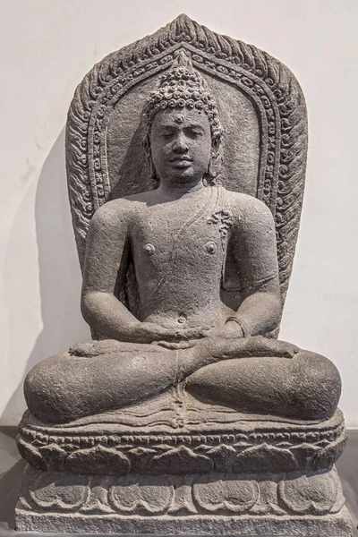 ゴータマ ブッダの瞑想で考古学的な砂岩像. — ストック写真