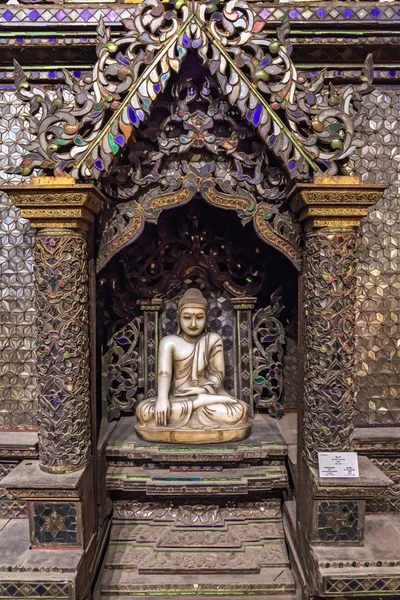 色で考古学的な木製仏教神社セット メガネ 1895-1900 年西暦ミャンマー. — ストック写真
