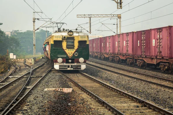Tren de pasajeros local de la mañana de los Ferrocarriles de la India a punto de entrar en una estación en Calcuta . — Foto de Stock