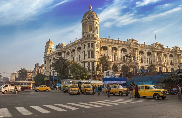 Morning city traffic in front of Metropolitan heritage architectural building at Esplanade Kolkata, India. — Stock Photo, Image