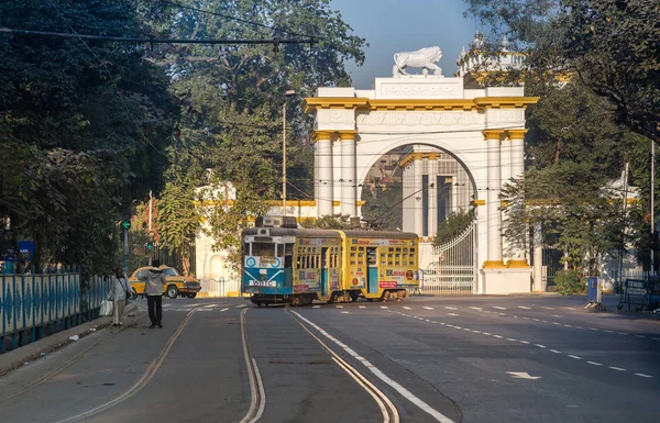 Patrimonio tranvía de Calcuta cruzando la entrada principal de la histórica y gótica casa de gobernador arquitectónico en Calcuta . — Foto de Stock