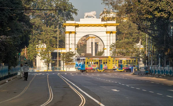 Tranvía Heritage Kolkata pasando por la entrada principal de la histórica y gótica casa de gobernador arquitectónico cerca de Dharamtala Kolkata . — Foto de Stock