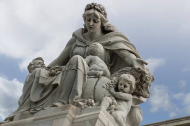 Annelik beyaz mermer heykelin Victoria Memorial kubbe üzerine. 