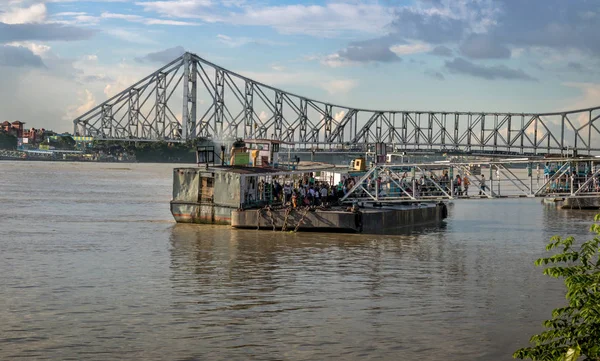 Fährverbindung von Babughat auf dem Fluss mit Blick auf die historische Howrah-Brücke in Kolkata. — Stockfoto