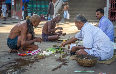 Mallick ghat Kalküta, Hindistan, başını tıraş hayırlı bir ritüel sonra puja Ganj Nehri Bankası hacılar teklif.