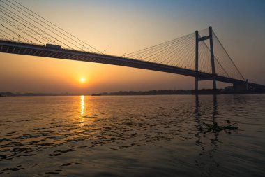 Vidyasagar Köprüsü (tertibat) gün batımında Hooghly Nehri üzerinde.