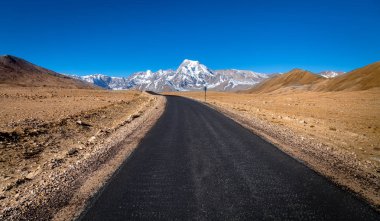 Himalaya dağ yolu Kuzey Sikkim şapkalı kar tepeleri ve geniş çorak topraklara ile çevrili Hindistan.