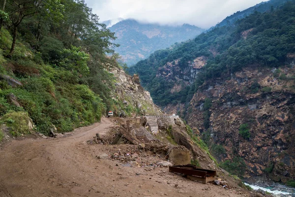 Gevaarlijke aardverschuiving gevoelig Himalaya bergweg Lachung, Sikkim, India. — Stockfoto