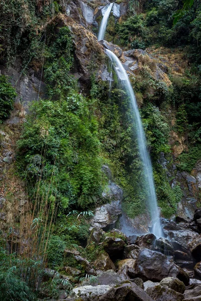 Vodopád sedm sester - hlavní turistickou atrakcí v Indii Sikkim. — Stock fotografie